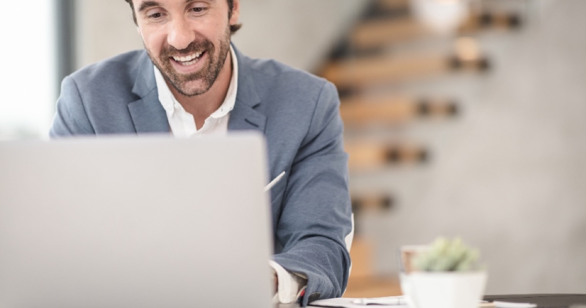 Auto-entrepreneur au bureau en 2026